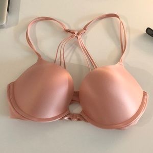 Victoria’s Secret bombshell plunge, clasp in front